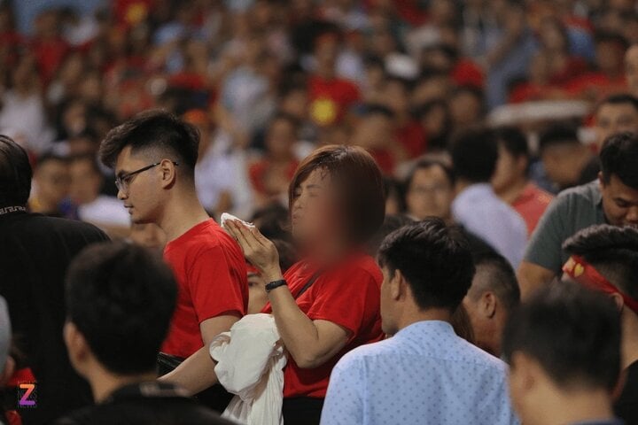 Nữ cổ động viên đổ máu trên khán đài trận Việt Nam vs Indonesia- Ảnh 1.