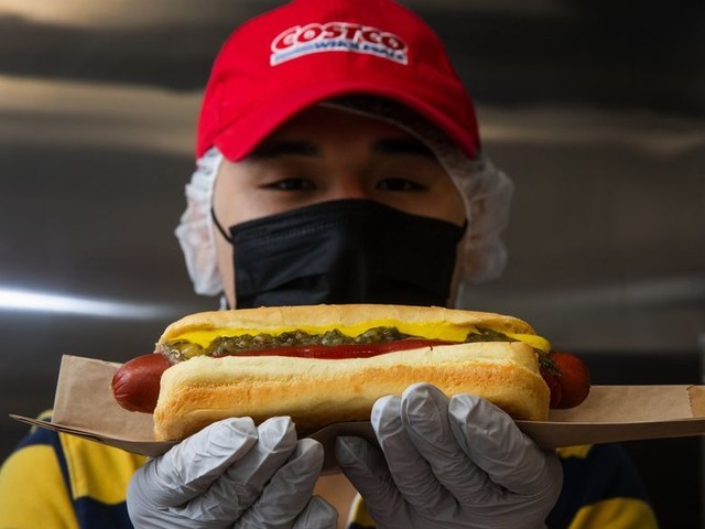 Lỗ hơn 7,4 nghìn tỷ mỗi năm để ‘câu khách’: Chiêu trò bán hàng đằng sau chiếc hotdog giá 37 nghìn đồng suốt 40 năm của chuỗi siêu thị nổi tiếng- Ảnh 1.