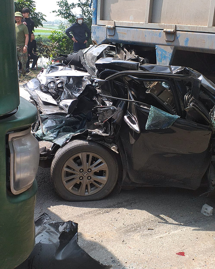 Ảnh TNGT: Tai nạn liên hoàn, Toyota Vios bị dồn chui tụt vào gầm xe tải- Ảnh 9.