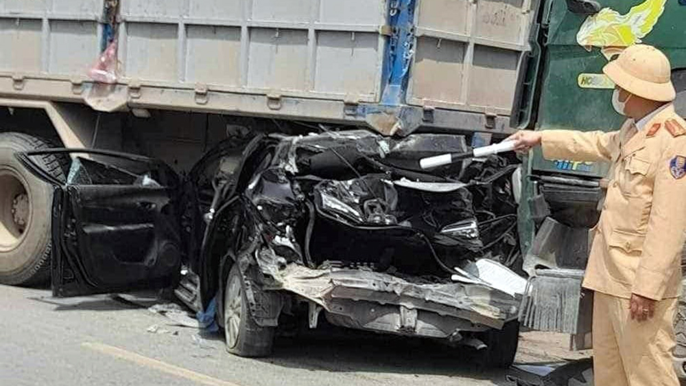 Ảnh TNGT: Tai nạn liên hoàn, Toyota Vios bị dồn chui tụt vào gầm xe tải- Ảnh 2.