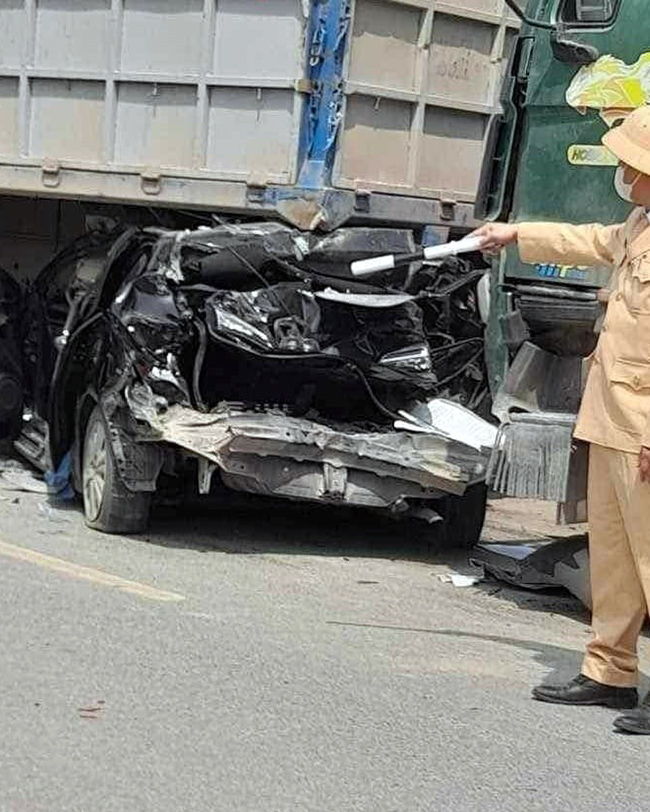 Ảnh TNGT: Tai nạn liên hoàn, Toyota Vios bị dồn chui tụt vào gầm xe tải- Ảnh 8.