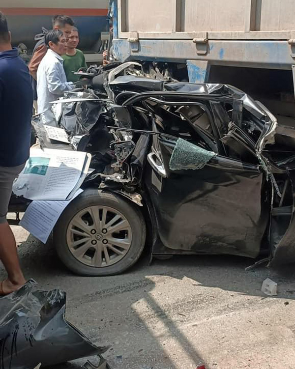 Ảnh TNGT: Tai nạn liên hoàn, Toyota Vios bị dồn chui tụt vào gầm xe tải- Ảnh 6.