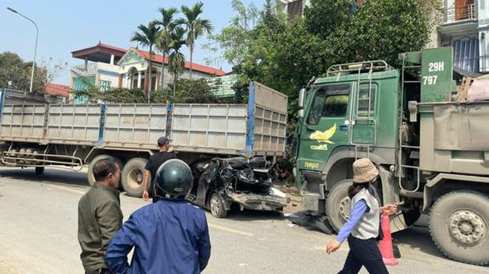 Ảnh TNGT: Tai nạn liên hoàn, Toyota Vios bị dồn chui tụt vào gầm xe tải- Ảnh 1.