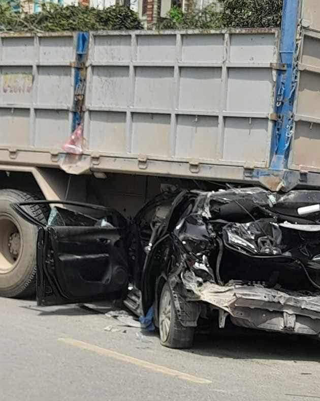 Ảnh TNGT: Tai nạn liên hoàn, Toyota Vios bị dồn chui tụt vào gầm xe tải- Ảnh 4.