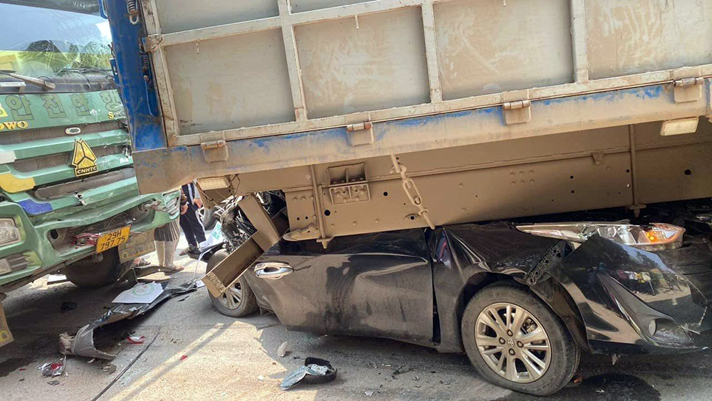 Ảnh TNGT: Tai nạn liên hoàn, Toyota Vios bị dồn chui tụt vào gầm xe tải- Ảnh 3.