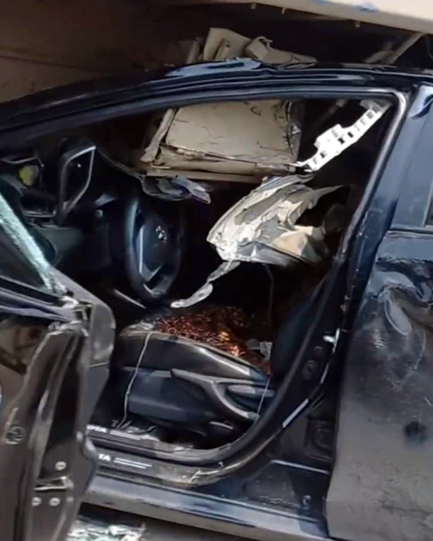 Ảnh TNGT: Tai nạn liên hoàn, Toyota Vios bị dồn chui tụt vào gầm xe tải- Ảnh 7.