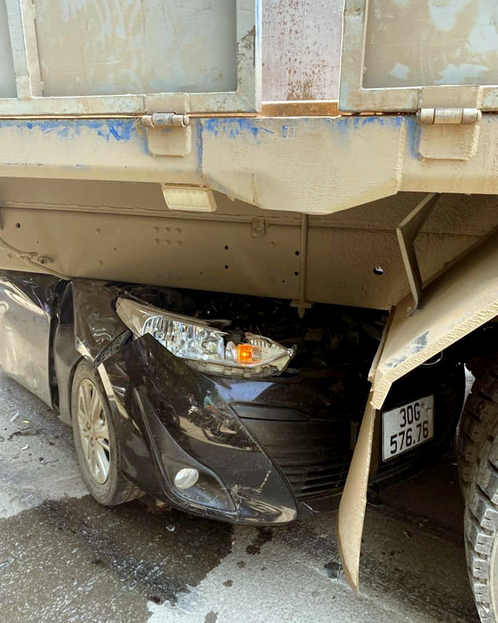 Ảnh TNGT: Tai nạn liên hoàn, Toyota Vios bị dồn chui tụt vào gầm xe tải- Ảnh 10.