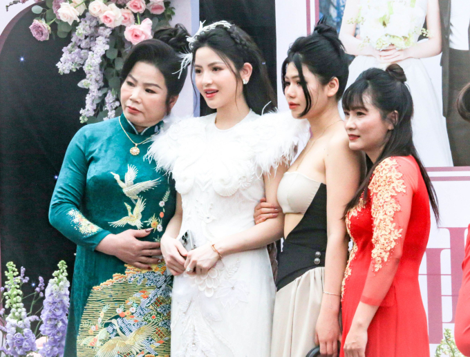 Chu Thanh Huyền xả vai cô dâu 
