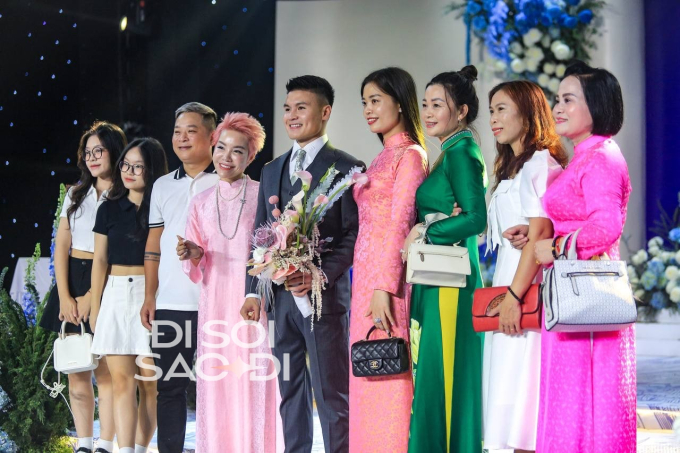 Bó hoa Quang Hải cầm đi trao cho Chu Thanh Huyền trong ngày cưới: Ý nghĩa đặc biệt với ước mong hôn nhân không còn sóng gió- Ảnh 4.