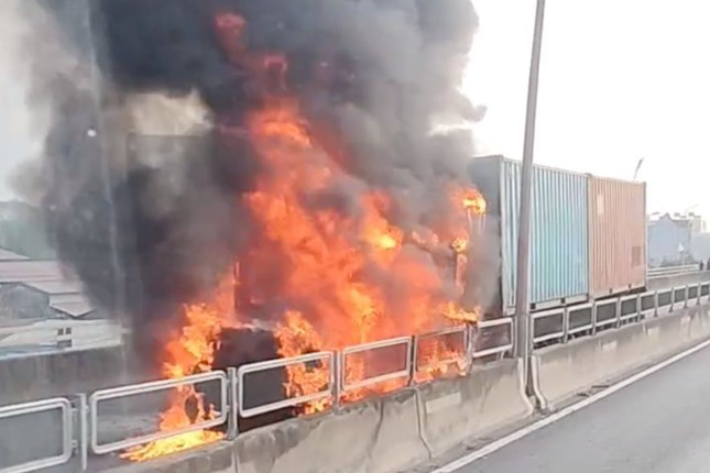 Xe container bốc cháy như đuốc trên cầu Phú Mỹ, giao thông ùn tắc- Ảnh 1.