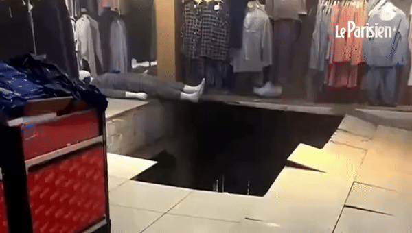 Video: Sàn siêu thị đổ sập khiến khách nữ lao thẳng xuống hố, camera hé lộ toàn bộ diễn biến kinh hoàng của vụ việc- Ảnh 1.