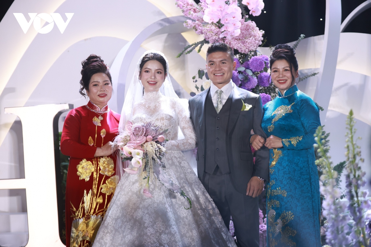 Quang Hải và cô dâu Chu Thanh Huyền rạng ngời hạnh phúc trong ngày cưới- Ảnh 4.