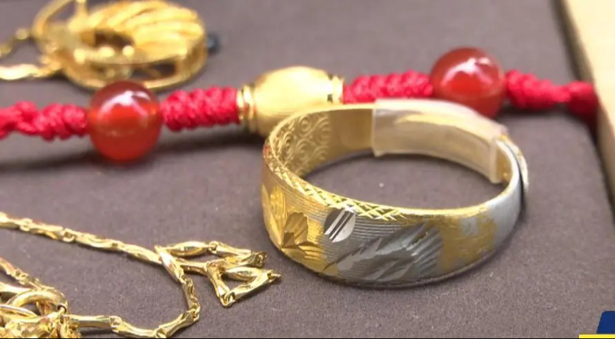 Người phụ nữ mua nhẫn vàng 10 ngày đã phát hiện 