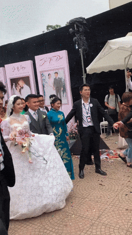 Quang Hải thuê dàn vệ sĩ hùng hậu bảo vệ Chu Thanh Huyền, không khác gì đám cưới sao hạng A showbiz- Ảnh 1.