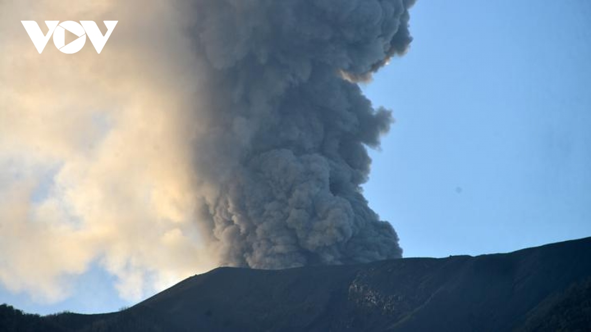 Indonesia đóng cửa sân bay quốc tế vì núi lửa phun trào- Ảnh 1.