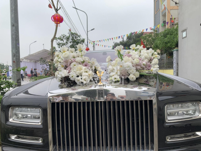 Cận cảnh xe hoa 14 tỷ Quang Hải dùng để đón cô dâu Chu Thanh Huyền- Ảnh 2.