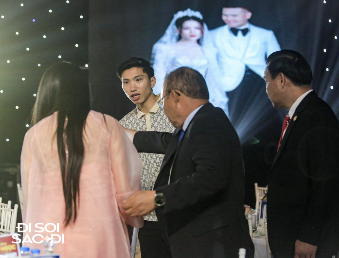 Hội ngộ tại đám cưới Quang Hải, thầy Park Hang-seo ôm Đoàn Văn Hậu, hỏi thăm chuyện Doãn Hải My mang bầu- Ảnh 6.