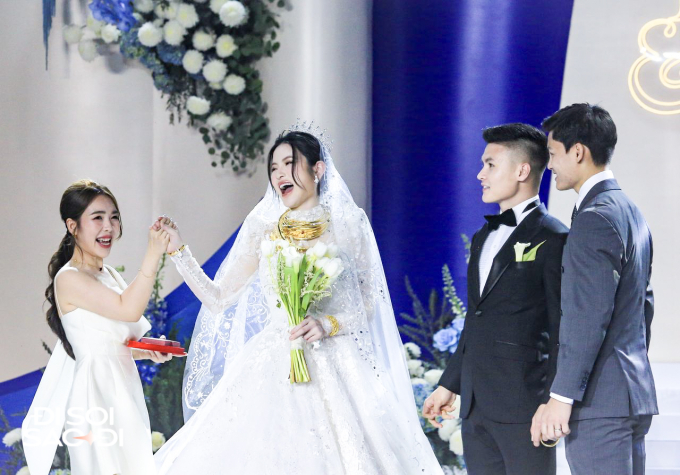 Hé lộ mối quan hệ của Chu Thanh Huyền và chị dâu Quang Hải qua khoảnh khắc trao quà cưới- Ảnh 3.