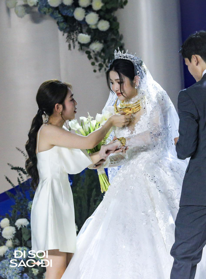 Hé lộ mối quan hệ của Chu Thanh Huyền và chị dâu Quang Hải qua khoảnh khắc trao quà cưới- Ảnh 2.