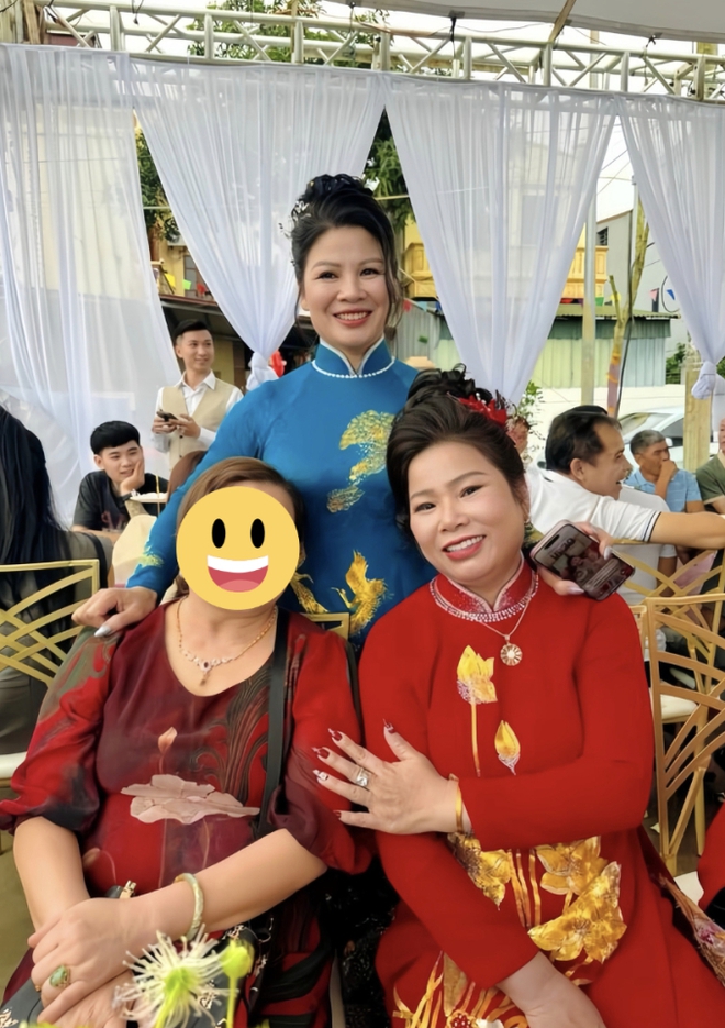 Mẹ vợ Quang Hải dập tan tin đồn "kém vui" ngày gả con gái qua 1 khoảnh khắc với bà thông gia phía dưới sân khấu- Ảnh 1.