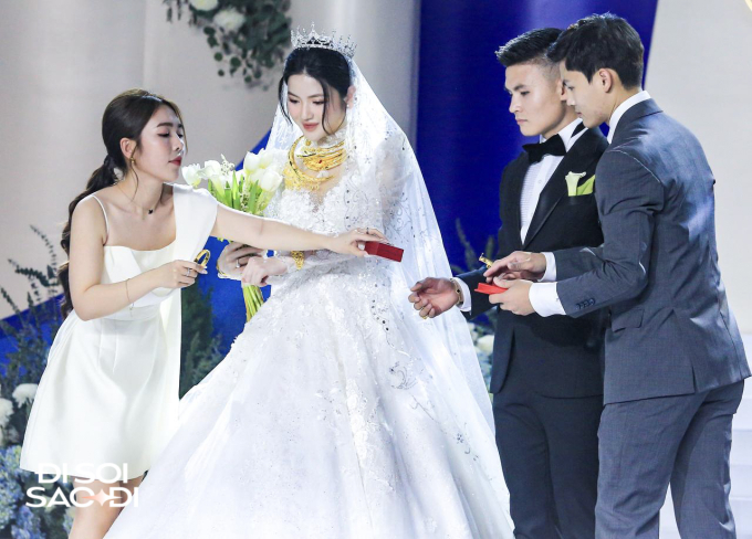 Hé lộ mối quan hệ của Chu Thanh Huyền và chị dâu Quang Hải qua khoảnh khắc trao quà cưới- Ảnh 1.