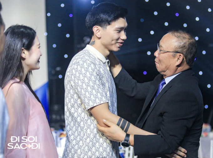 Hội ngộ tại đám cưới Quang Hải, thầy Park Hang-seo ôm Đoàn Văn Hậu, hỏi thăm chuyện Doãn Hải My mang bầu- Ảnh 2.
