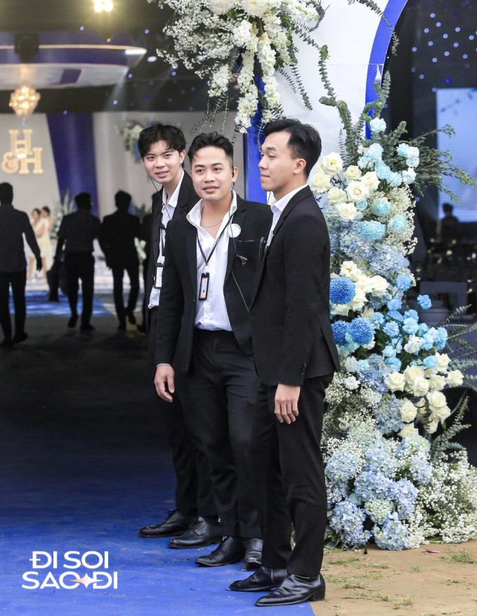 Quang Hải thuê dàn vệ sĩ hùng hậu bảo vệ Chu Thanh Huyền, không khác gì đám cưới sao hạng A showbiz- Ảnh 2.