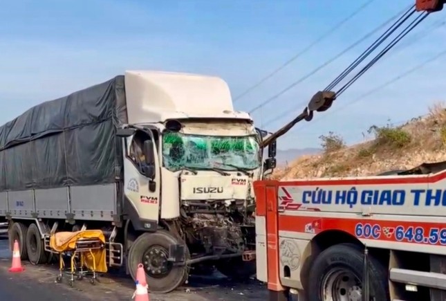Tai nạn trên cao tốc Vĩnh Hảo – Phan Thiết, tài xế tử vong trong ca bin bẹp rúm- Ảnh 1.