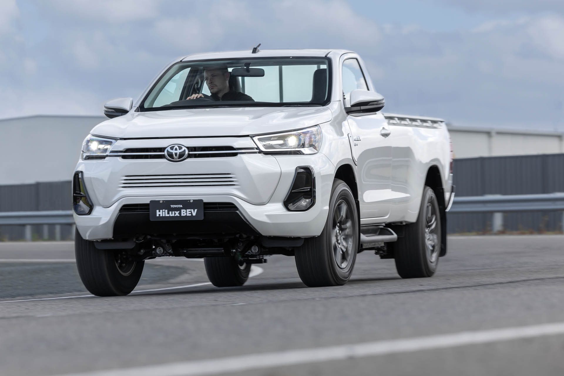 Toyota Hilux chạy điện được xác nhận ra mắt năm sau, phủ đầu Ranger, Triton trong cuộc đua xe điện- Ảnh 2.