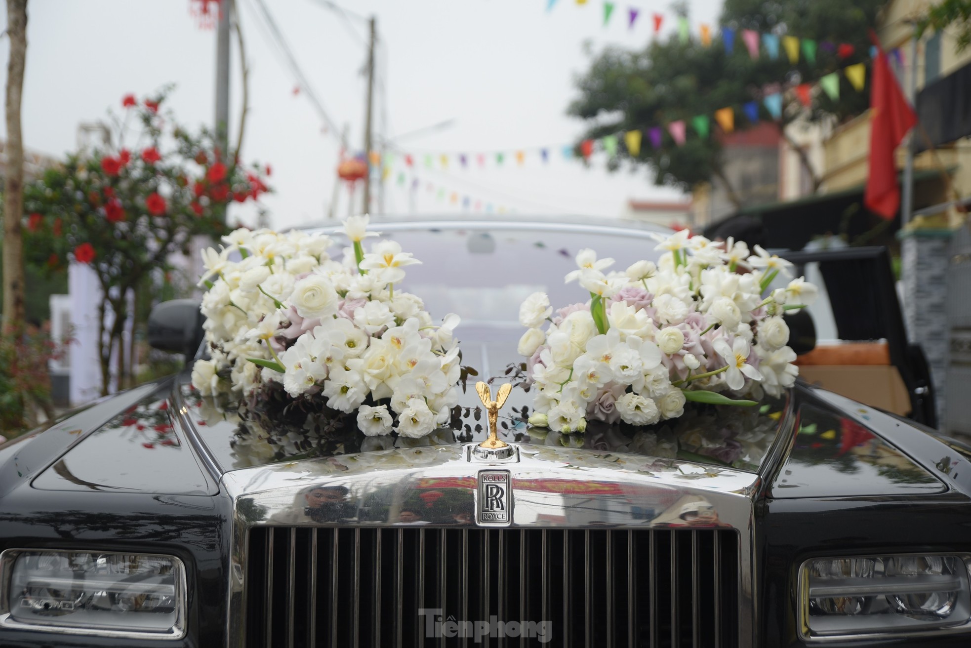 Quang Hải dùng xe 16 tỷ đồng đón cô dâu Chu Thanh Huyền- Ảnh 5.