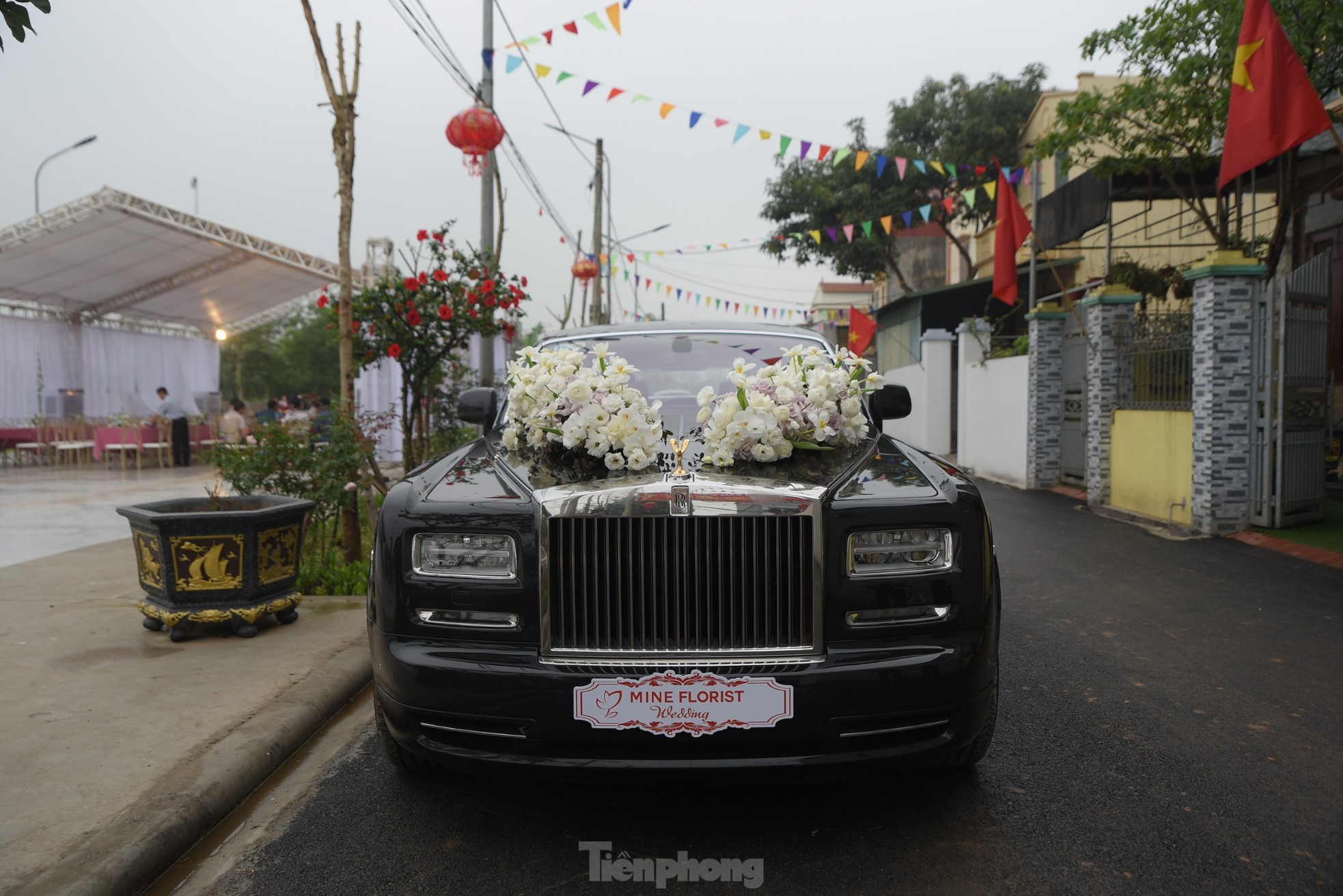 Quang Hải dùng xe 16 tỷ đồng đón cô dâu Chu Thanh Huyền- Ảnh 4.