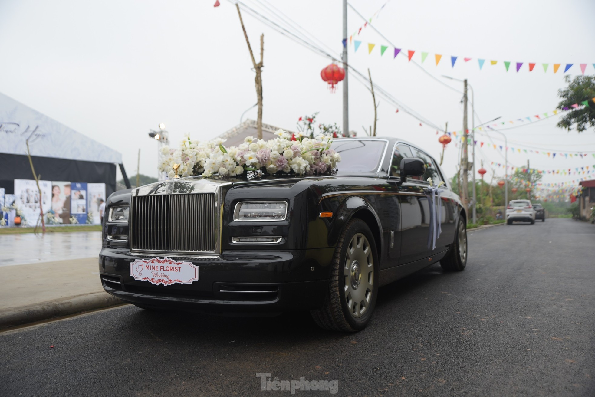 Quang Hải dùng xe 16 tỷ đồng đón cô dâu Chu Thanh Huyền- Ảnh 3.
