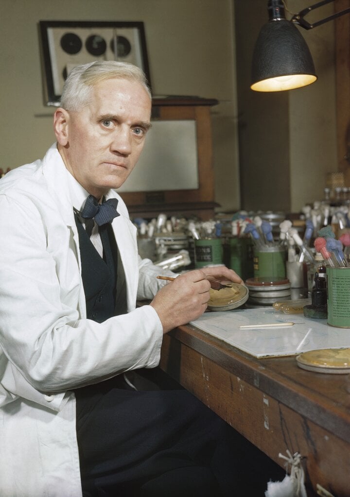 Bác sĩ đầu tiên trên thế giới tìm ra kháng sinh trong bom đạn- Ảnh 1.