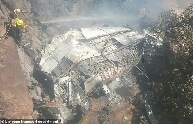Xe buýt lao xuống vực ở Nam Phi, 45 người tử nạn, 1 người duy nhất sống sót- Ảnh 2.
