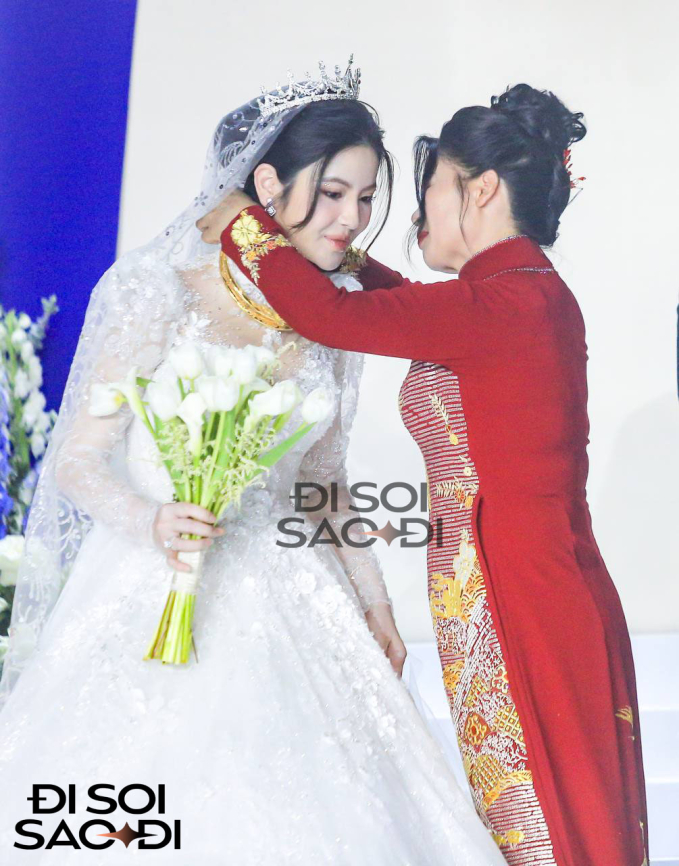 Mẹ Quang Hải trao 3 chiếc kiềng vàng cho Chu Thanh Huyền trong ngày cưới, hạnh phúc ôm chầm lấy con dâu- Ảnh 2.