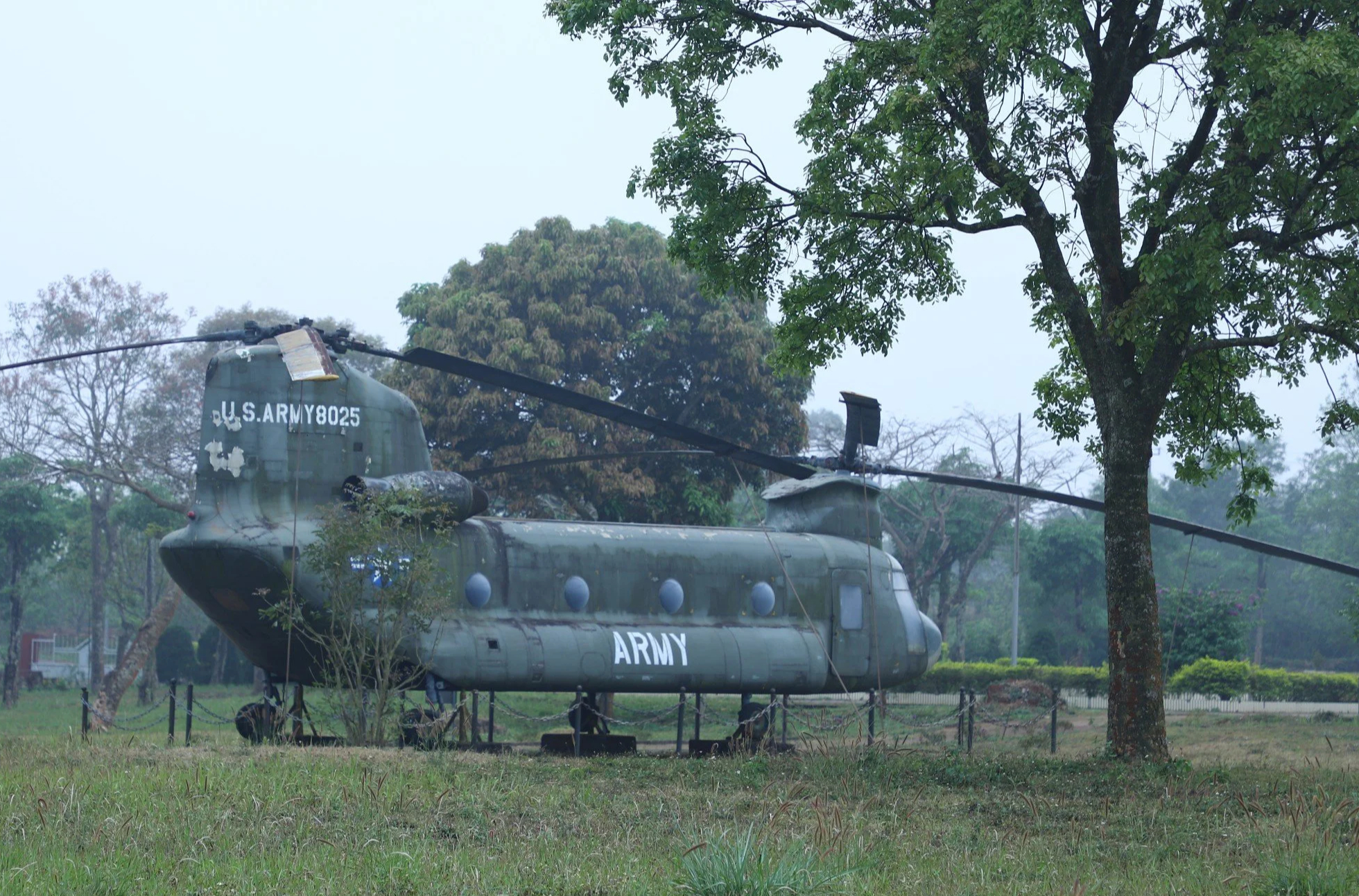 Cận cảnh 'ngựa thồ' C-130 của quân đội Mỹ và loạt trực thăng, xe tăng đang bị rỉ sét ở sân bay Tà Cơn- Ảnh 6.