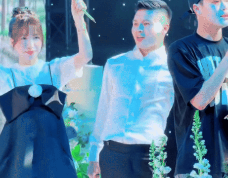 Hoà Minzy tái ngộ cầu thủ từng vướng nghi vấn hẹn hò, hát loạt hit cực tình cảm tại đám cưới Quang Hải- Ảnh 1.