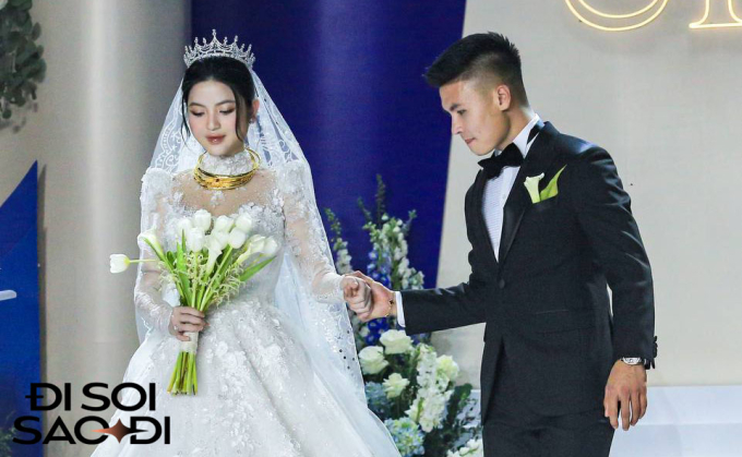 Mẹ Quang Hải trao 3 chiếc kiềng vàng cho Chu Thanh Huyền trong ngày cưới, hạnh phúc ôm chầm lấy con dâu- Ảnh 8.