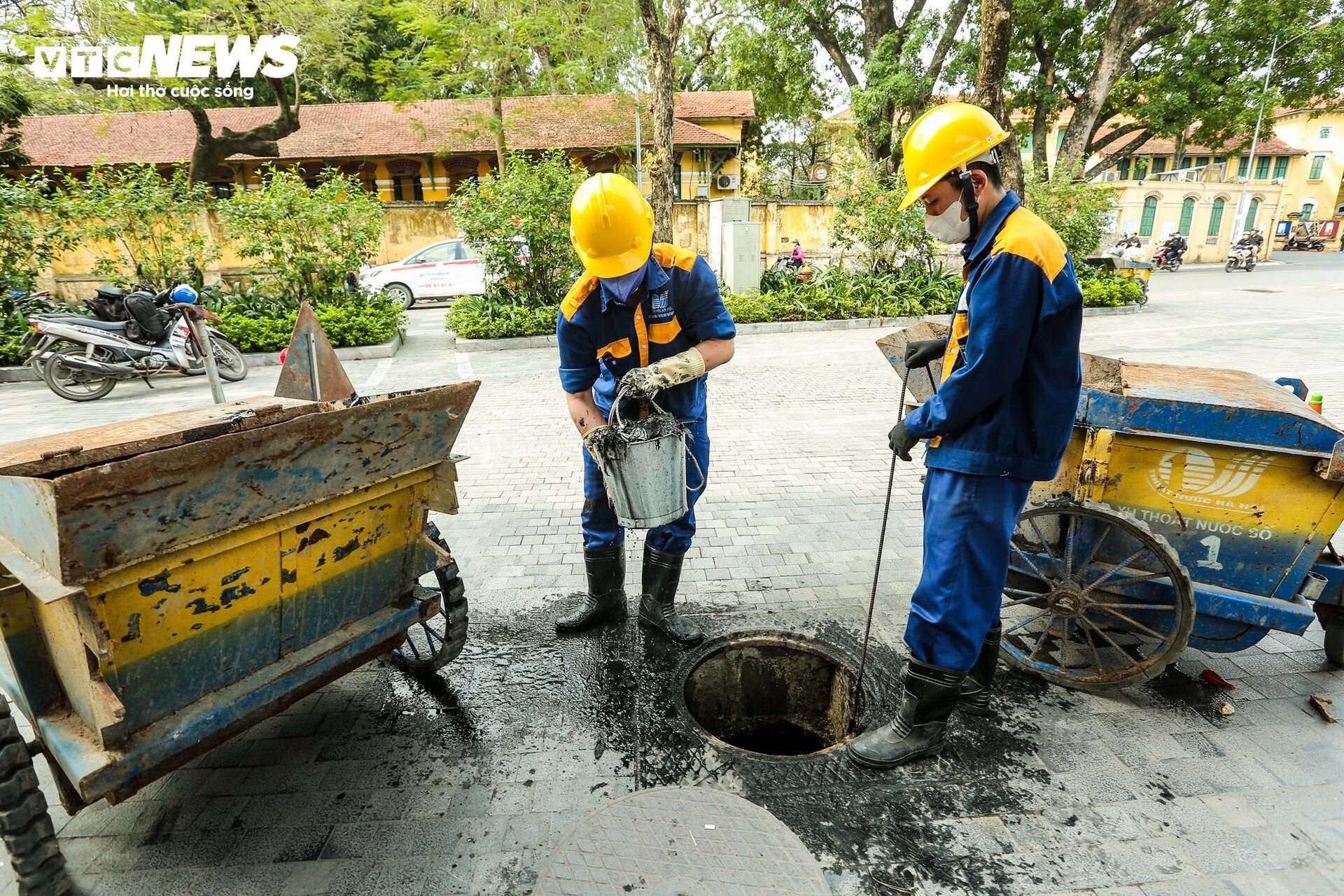 Những người nếm nước đen, hít mùi bùn thải dưới cống ngầm Hà Nội- Ảnh 15.