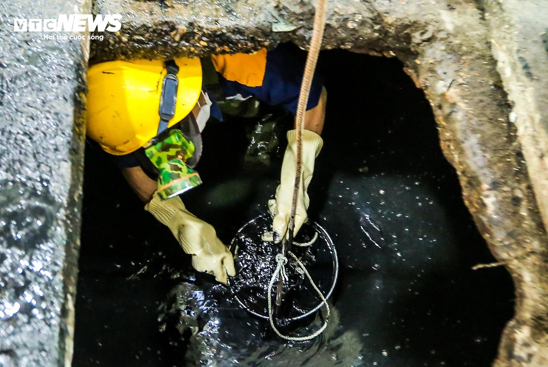Những người nếm nước đen, hít mùi bùn thải dưới cống ngầm Hà Nội- Ảnh 11.