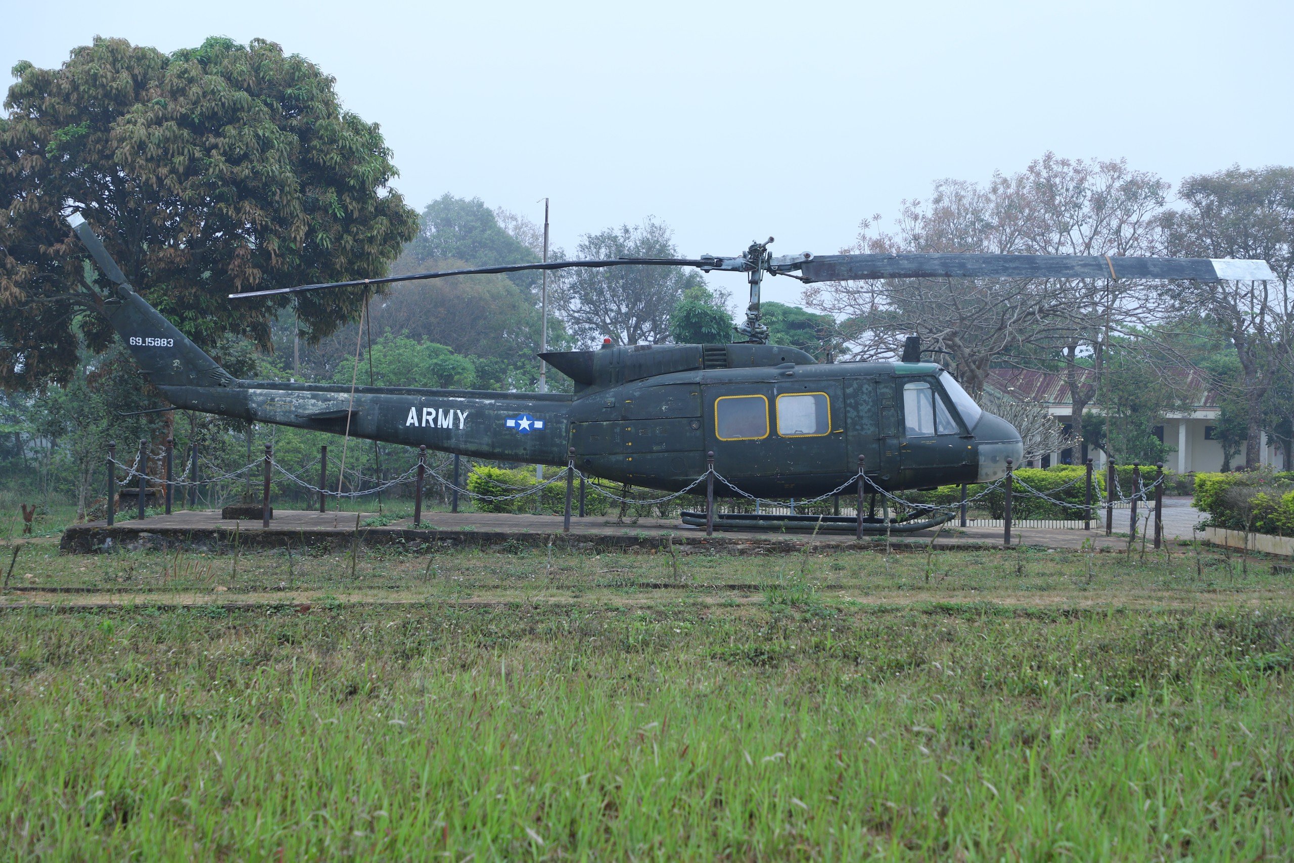 Cận cảnh 'ngựa thồ' C-130 của quân đội Mỹ và loạt trực thăng, xe tăng đang bị rỉ sét ở sân bay Tà Cơn- Ảnh 8.
