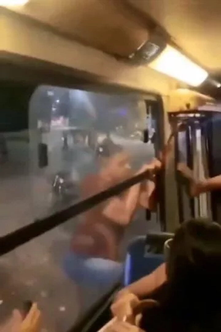 Truy đuổi tình địch, người đàn ông chạy theo rồi đu bám cửa sổ xe buýt- Ảnh 2.