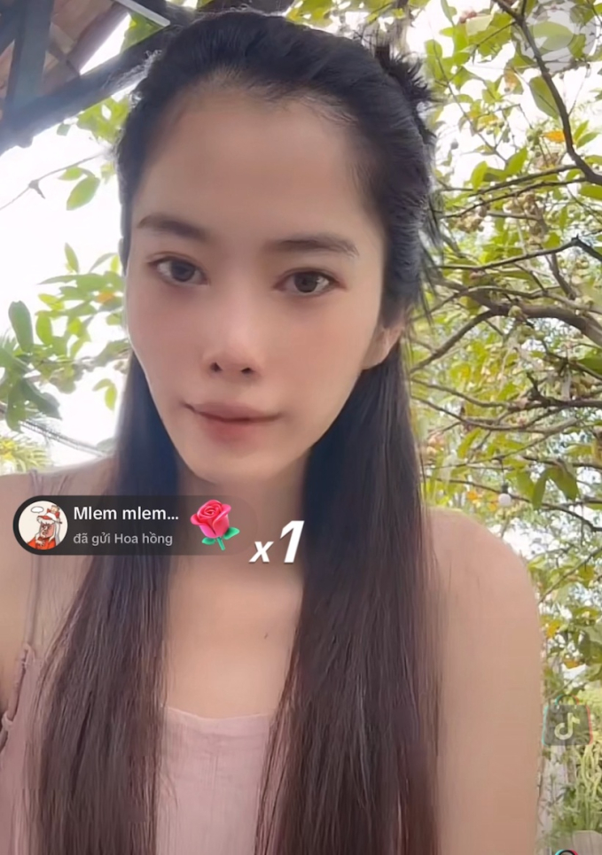 Nam Em đắt show sau khi bị phạt 37,5 triệu, bạn trai cố tình nhận show trên sóng livestream?- Ảnh 1. Nam Em đắt show sau khi bị phạt 37,5 triệu, bạn trai cố tình nhận show trên sóng livestream?- Ảnh 1.