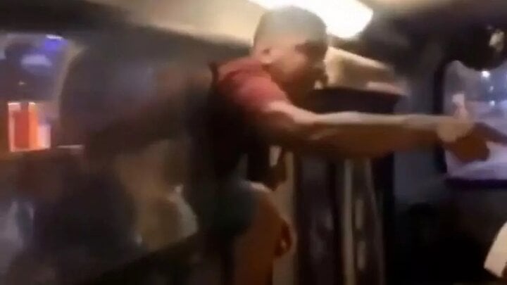 Truy đuổi tình địch, người đàn ông chạy theo rồi đu bám cửa sổ xe buýt- Ảnh 1.