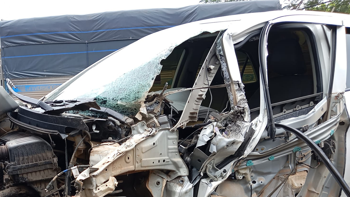 Ảnh TNGT: KIA Morning vỡ nát vì đối đầu xe tải- Ảnh 5.