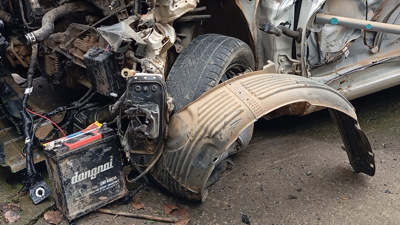 Ảnh TNGT: KIA Morning vỡ nát vì đối đầu xe tải- Ảnh 4.