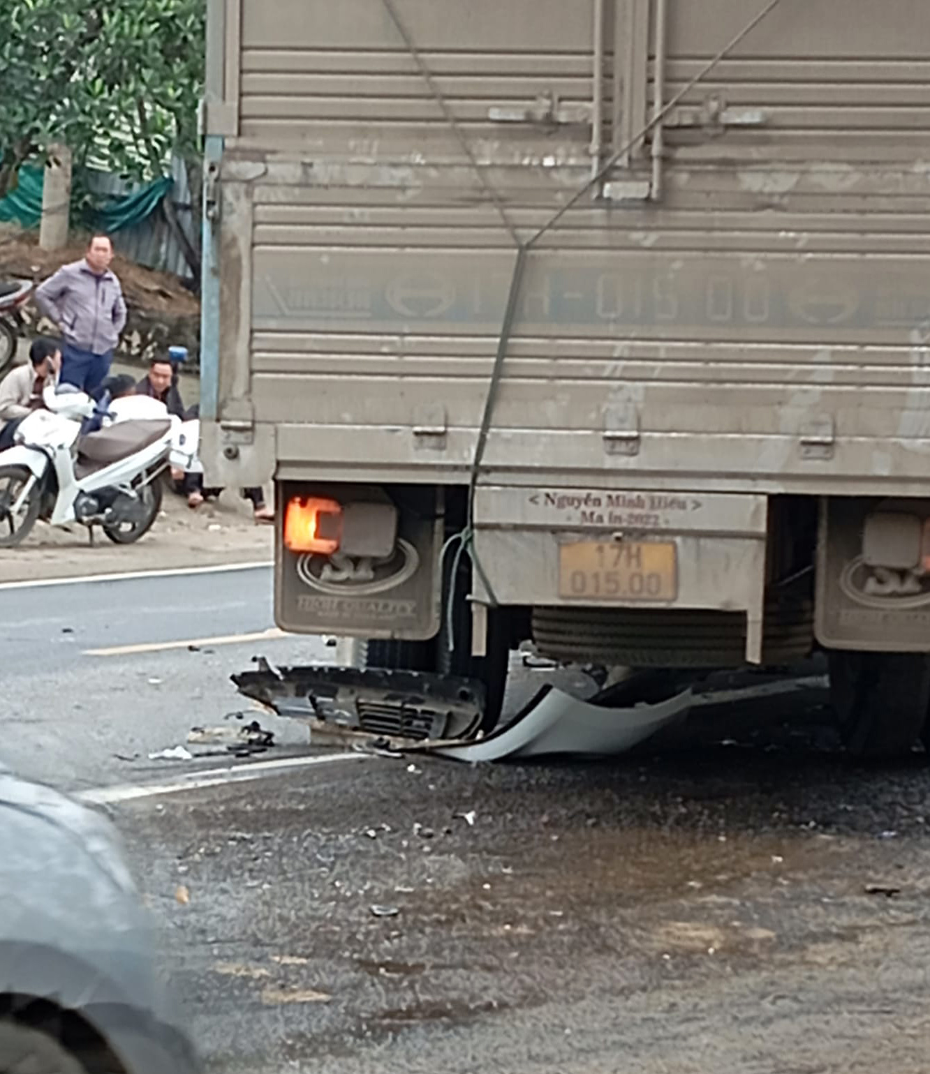 Ảnh TNGT: KIA Morning vỡ nát vì đối đầu xe tải- Ảnh 3.