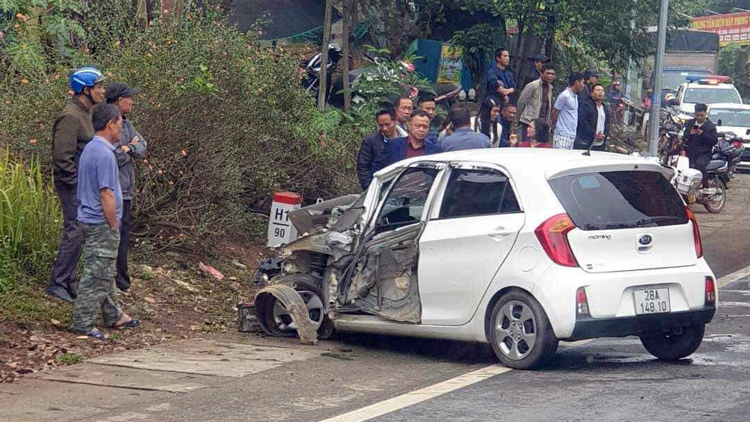 Ảnh TNGT: KIA Morning vỡ nát vì đối đầu xe tải- Ảnh 1.