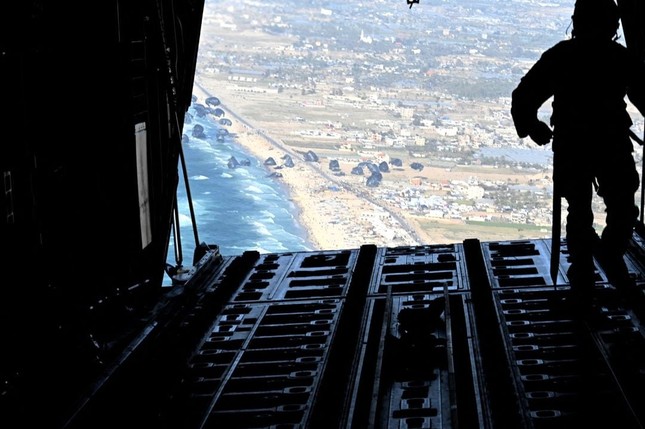 'Ngựa thồ' C-130 Mỹ thả 38.000 suất ăn xuống Dải Gaza- Ảnh 3.