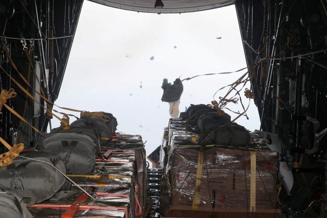 'Ngựa thồ' C-130 Mỹ thả 38.000 suất ăn xuống Dải Gaza- Ảnh 2.